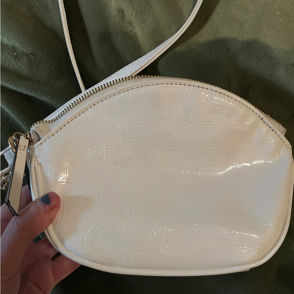 Juicy Couture White Patent Crossbody Purse - Picture 4 of 8